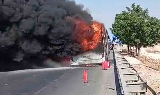Şanlıurfa'da şehir içi yolcu otobüsü alev alev yandı