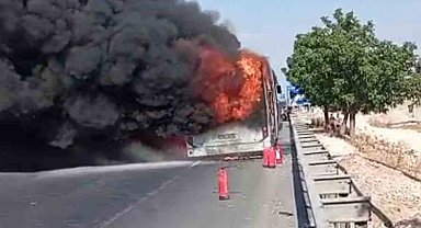 Şanlıurfa'da şehir içi yolcu otobüsü alev alev yandı