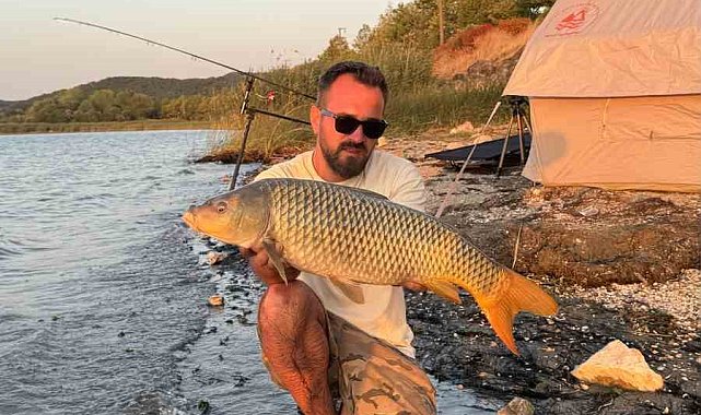 Sapanca Gölü'nde 13 kilo sazan yakaladı: Öpüp suya geri saldı