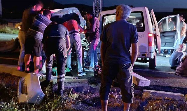 Şarkikaraağaç'ta hafif ticari araç ile otomobil çarpıştı: 5 yaralı