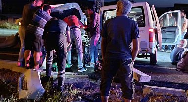 Şarkikaraağaç'ta hafif ticari araç ile otomobil çarpıştı: 5 yaralı