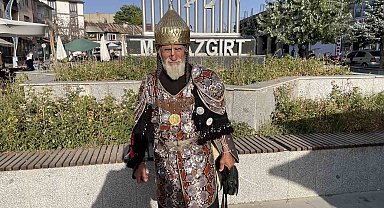Savaş kıyafetini giydi, Malazgirt Kalesi'ni yeniden fethetti
