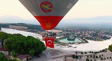Şehit aileleri Zafer Bayramı coşkusunu Türk bayraklarıyla gökyüzünde yaşadı