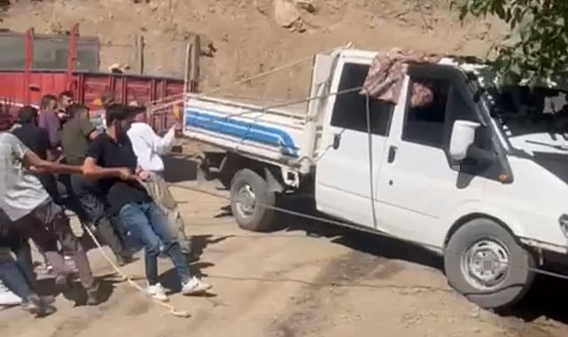 Şemdinli'de halatlı kurtarma operasyonu: Kamyonet uçurumun kenarından kurtarıldı
