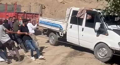 Şemdinli'de halatlı kurtarma operasyonu: Kamyonet uçurumun kenarından kurtarıldı