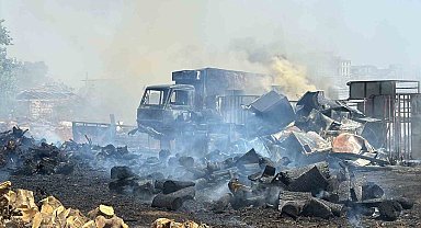 Sera sökümü sırasında spiral kıvılcımlarından çıkan yangın, odun, kamyonet ve atık malzemeleri küle çevirdi