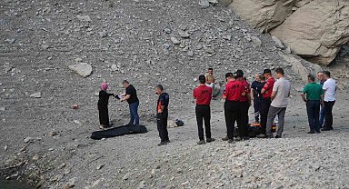 Serinlemek için baraj gölüne giren çocuk boğuldu
