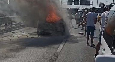 Seyir halindeki araç alev alev yandı