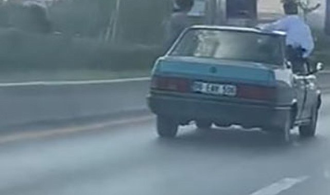 Seyir halindeki araçtan sarkarak hayatlarını hiçe saydılar