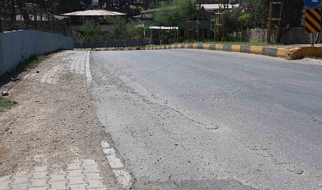 Seyir halindeki mikserin yola beton döktüğü anlar kamerada