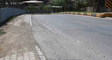 Seyir halindeki mikserin yola beton döktüğü anlar kamerada