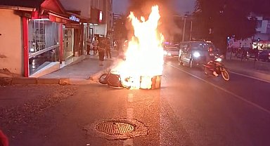 Seyir halindeki motosiklet yandı, olay anı güvenlik kamerasında