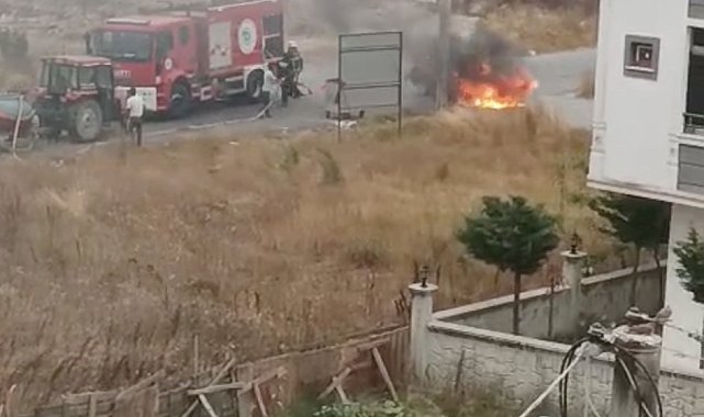 Seyir halindeki otomobil alev aldı: Son anda kurtuldular