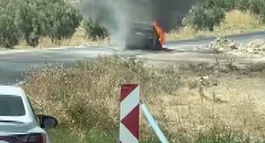 Seyir halindeki otomobil alev alev yanarak kullanılamaz hale geldi