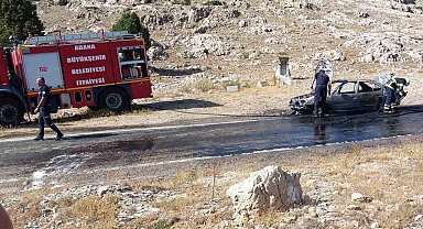Seyir halindeki otomobil alev alev yandı