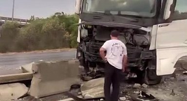 Seyir halindeki tır beton bariyere çarptı