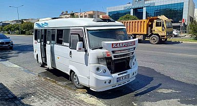 Seyir halindeki yolcu minibüsü alev aldı, alevler büyümeden söndürüldü