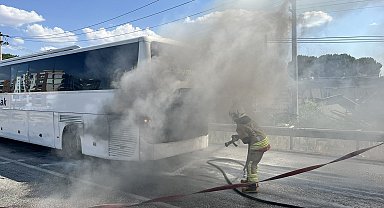 Seyir halindeki yolcu otobüsü yandı; yolcular tahliye edildi