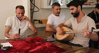 Sıcaklardan bunalan vatandaşlar klimalı ortamlarda sazlı türkülü zaman geçiriyor
