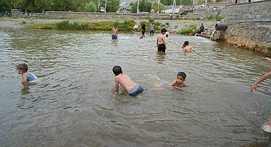 Sıcaktan bunalan çocuklar havuzda serinledi