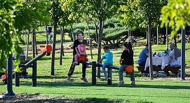 Sıcaktan bunalan parklara kaçıyor