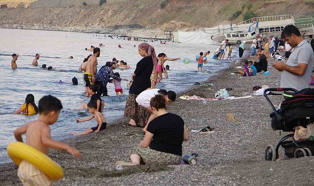 Sıcaktan bunalanlar Van Gölü'nde yüzerek serinliyor