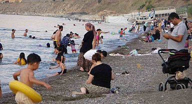 Sıcaktan bunalanlar Van Gölü'nde yüzerek serinliyor