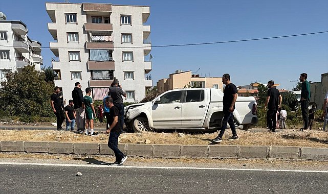 Siirt'te pikap aydınlatma direğine çarptı: 1 yaralı