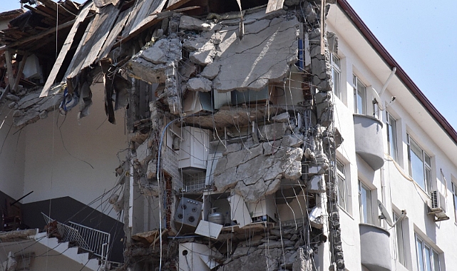 Sındırgı'da deprem sonrası hasarlı binaların yıkımına başlandı
