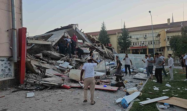 Sındırgı depremi kurtarma çalışmaları ve yıkılan bina son durum