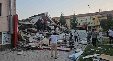 Sındırgı depremi kurtarma çalışmaları ve yıkılan bina son durum