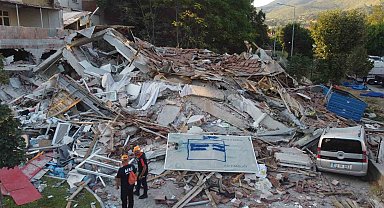 Sındırgı depreminde çöken bina sabahın ilk ışıkları ile havadan görüntülendi