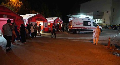 Sındırgı'da 6,1'lik deprem sonrası sahra hastanesi kuruldu, vatandaşlar geceyi stadyumda geçiriyor