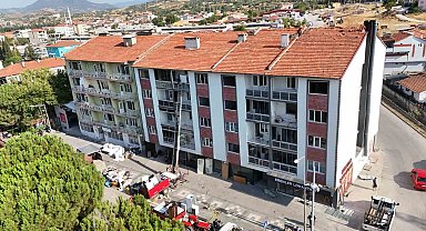 Sındırgı'da ağır hasarlı binalardan taşınma sürüyor