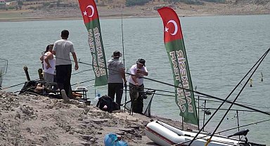 Sındırgı'da balıkçılar baraj gölünde kıyasıya yarıştı