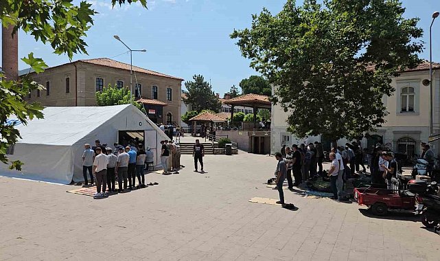 Sındırgı'da cuma namazı çadırlarda kılındı