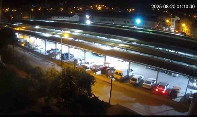 Sındırgı'da deprem anı güvenlik kamerasında