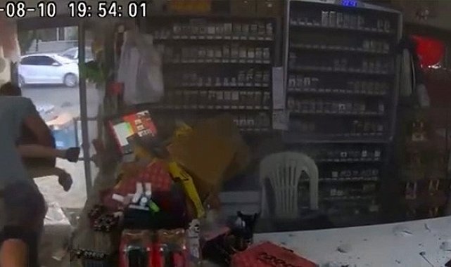 Sındırgı'da deprem anı market kamerasına yansıdı