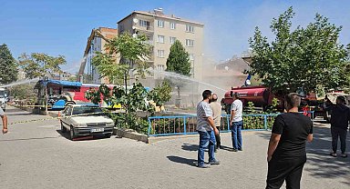 Sındırgı'da depremde ağır hasar gören binalar yıkılmaya devam ediyor