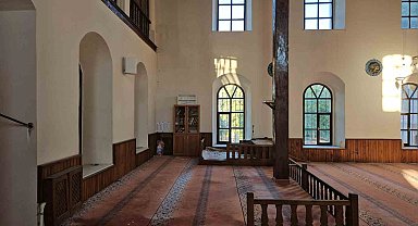 Sındırgı'daki depremde tarihi cami hasar gördü