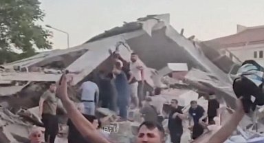 Sındırgı'da bir bina yıkıldı