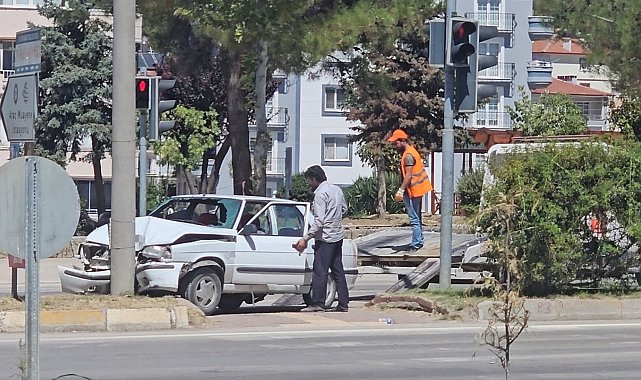 Sinop'ta otomobil aydınlatma direğine çarptı: 1 yaralı