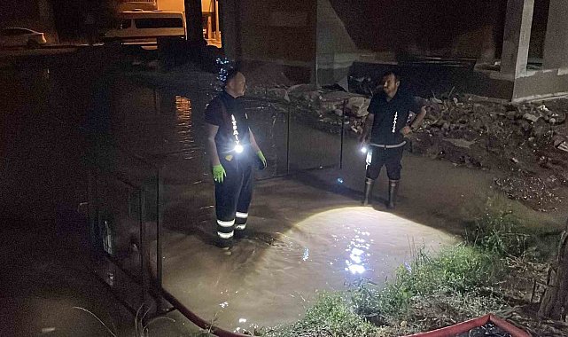 Sivas'ta ana hat su borusu patladı, belediye ekipleri müdahale etti