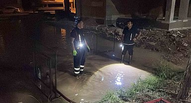 Sivas'ta ana hat su borusu patladı, belediye ekipleri müdahale etti