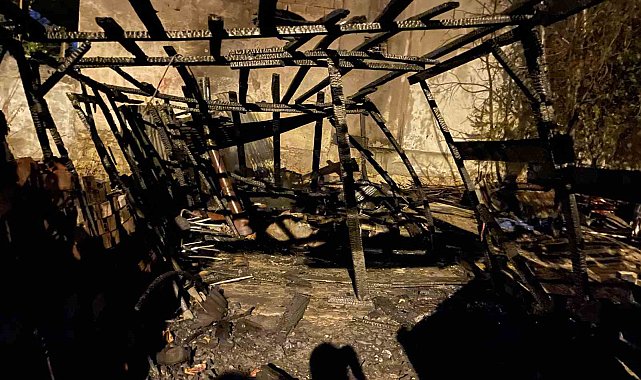 Sivas'ta garaj yangını: Alevler geceyi aydınlattı