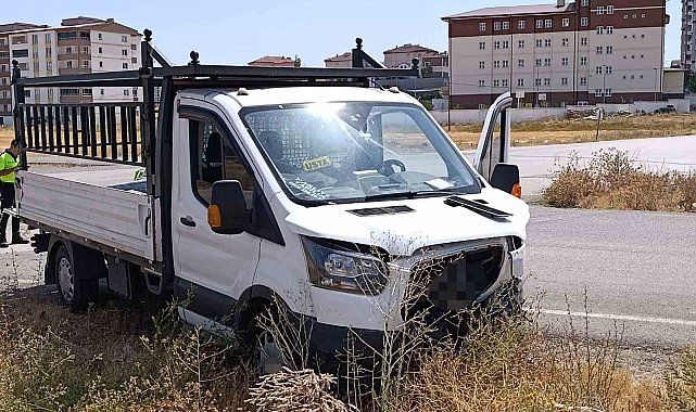 Sivas'ta kamyonet ile otomobil çarpıştı: 3'ü çocuk 6 yaralı