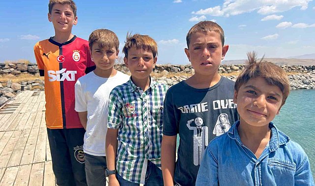 Sodalı Van Gölü çocukların saçlarını sarıya boyuyor