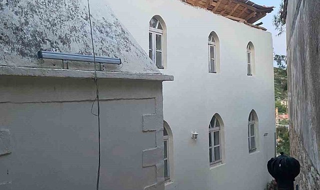 Söke Eski Doğanbey Köyü Camii'nin çatısı çöktü