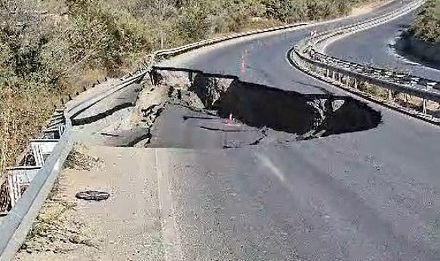 Söke-Kuşadası Karayolu'nda yol çöktü