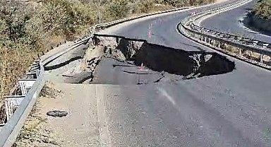 Söke-Kuşadası Karayolu'nda yol çöktü